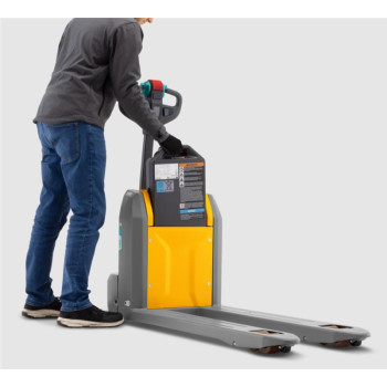Transpaleta eléctrica Jungheinrich® - Modelo AME 15 - Iones de litio - Versión ancha (670mm)